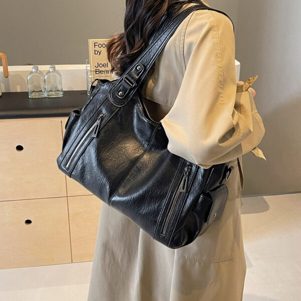 Commuter's All-matching Shoulder Bag Short Distance Travel Messenger Bag - Image 4